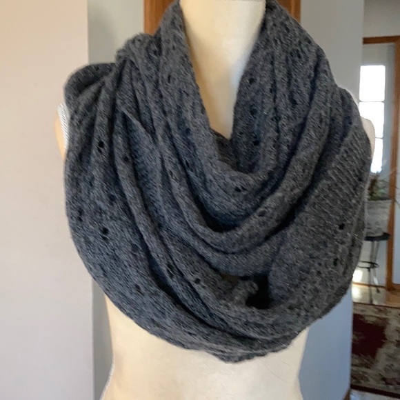 5/20🔴 Gray Knit Loop Scarf Very Soft. Supper Cute - Picture 2 of 4